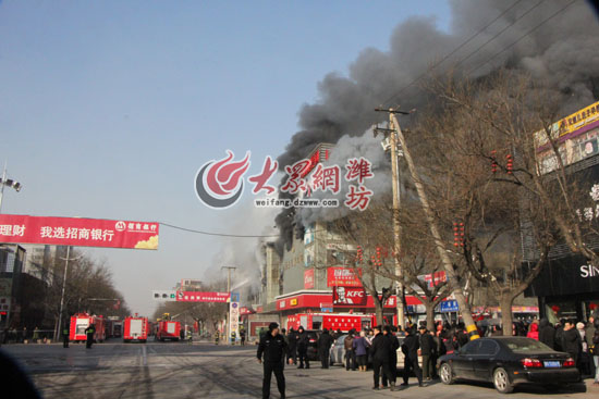 寿光百货大楼发生火灾 持续5小时仍在烧--潍坊