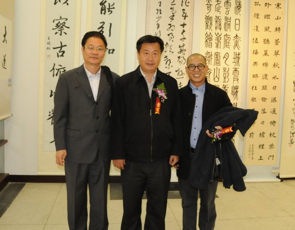 外交部离退休干部局副局长李少青（中）出席仪式