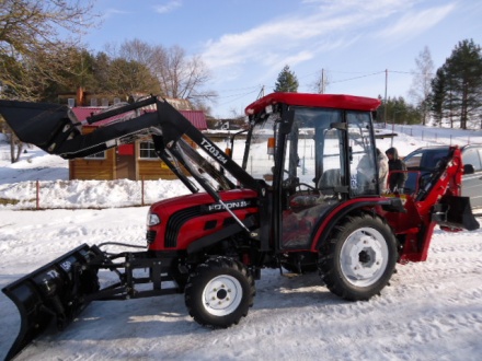 在索契街道进行清扫作业的雷沃推雪型拖拉机