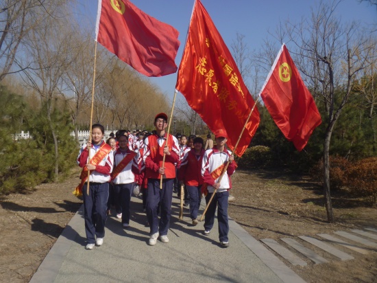 寒亭外国语学校青春志愿服务队积极开展活动