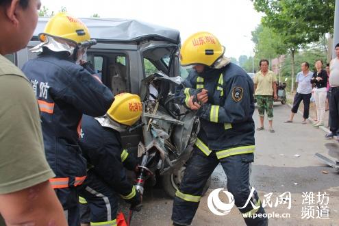 昌乐鄌郚消防成功救出车祸面包车被困妇女--潍