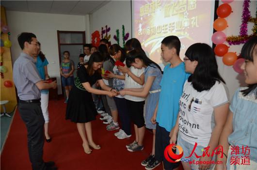 潍坊/校长为孩子们颁发毕业证书。