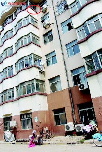 电瓶上楼太重 潍坊不少小区居民楼空降插排--潍