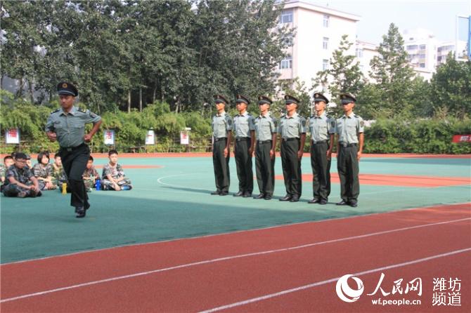潍坊北海学校初一新生举行军训开营仪式