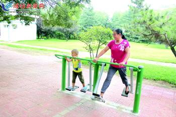 潍坊城区广场公园小区增设体育器材 市民点赞