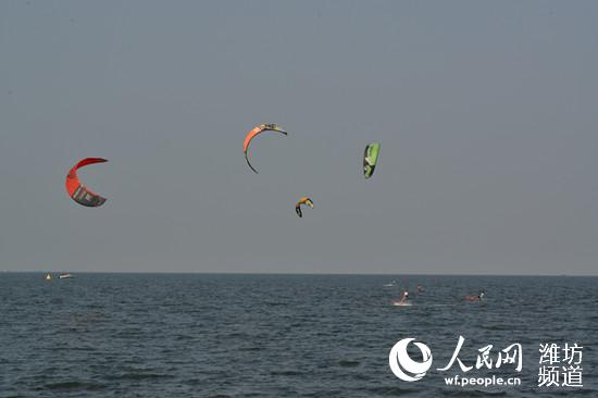 2014国际风筝冲浪顶级赛事在潍坊滨海举行
