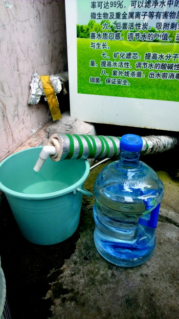 小区净水机背后的浪费 接一桶纯净水要流掉两