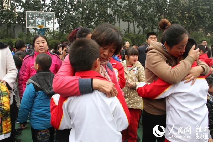 潍坊北海学校举行励志成长 感恩导航大型感恩