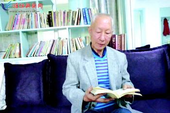 家有两千藏书 潍坊老教师想捐给学校或企业图书馆