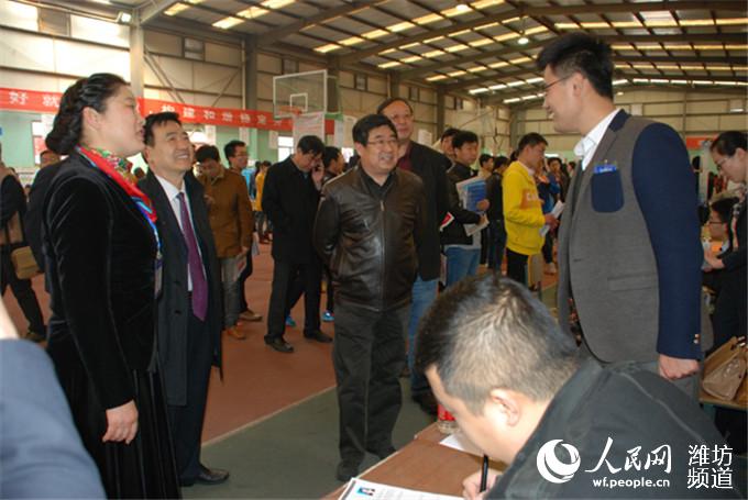 2015年 蓝黄 两区潍坊学院招聘会举行 提供15