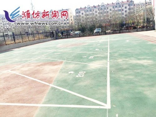 潍坊怡新苑小区篮球场画上车位 要改为停车场