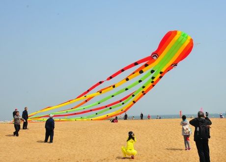 第32届中国潍坊国际风筝会潍坊风筝大赛举行