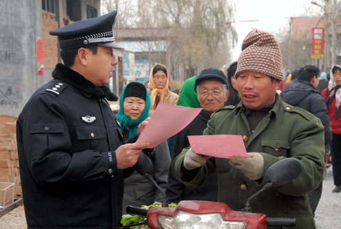 青州公安向群众宣讲烟花爆竹的危害性(图)--潍
