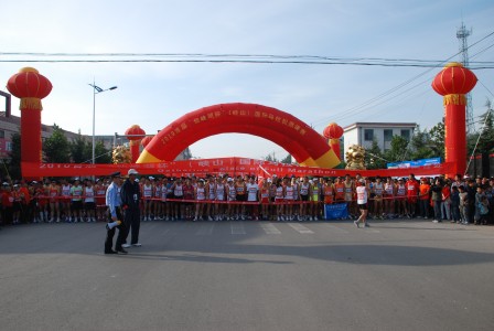 潍坊峡山区一街道举办国际马拉松邀请赛