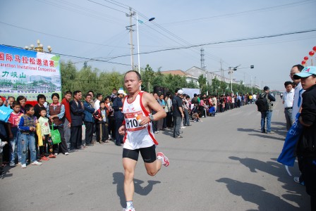 潍坊峡山区一街道举办国际马拉松邀请赛